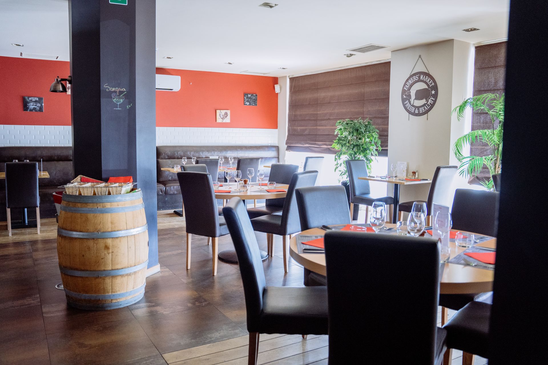 Vue de l'intérieur du restaurant de Maximus Steakhouse Waterloo. Tables rondes et chaises.