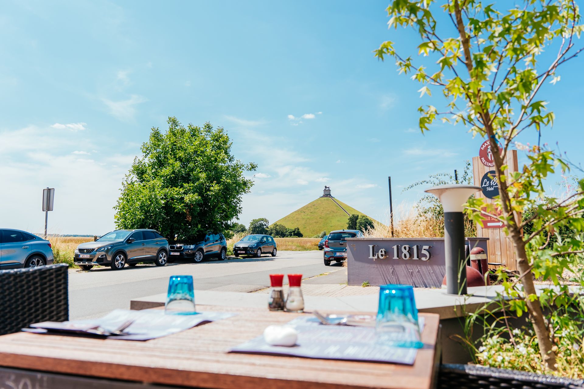 Vue extérieure du restaurant Maximus Steakhouse Waterloo sur la Butte du Lion